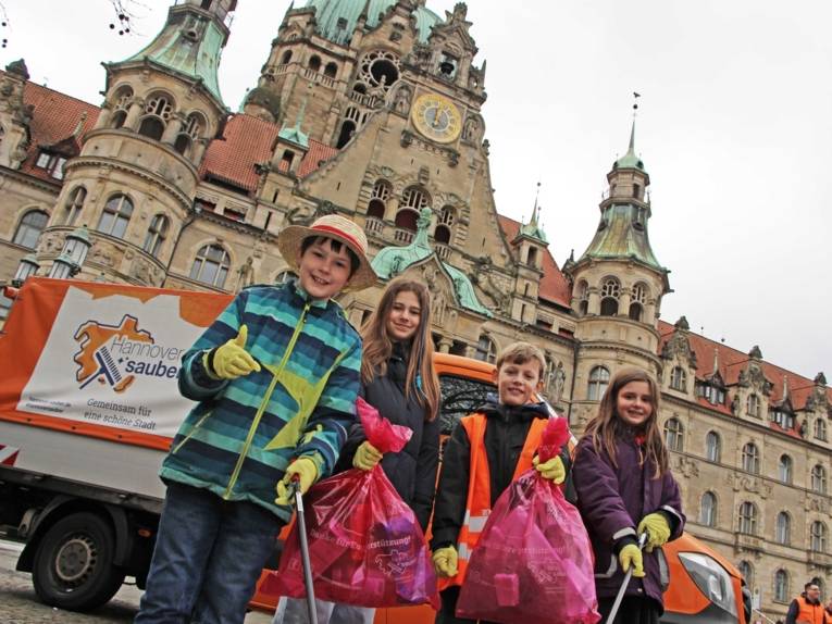 Kinder vor dem Neuen Rathaus Hannover