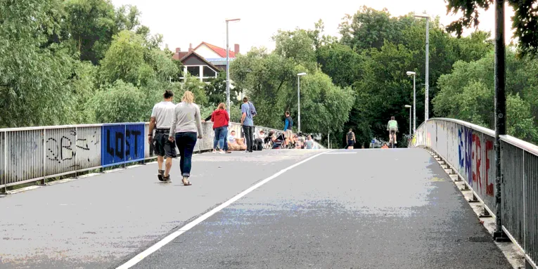 Menschen auf einer Brücke.