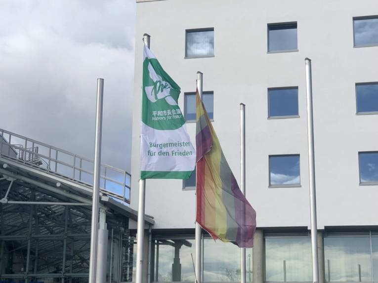 Die Mayors for Peace Flagge vor dem Rathaus in Cottbus