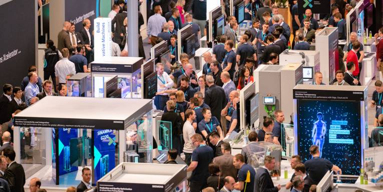 Blick in eine volle Messehalle.