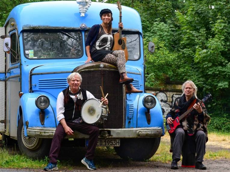 Die Musiker Kai Sichtermann, Funky K. Götzner und Birte Volta von der Rock-Band namens Ton Steine Scherben