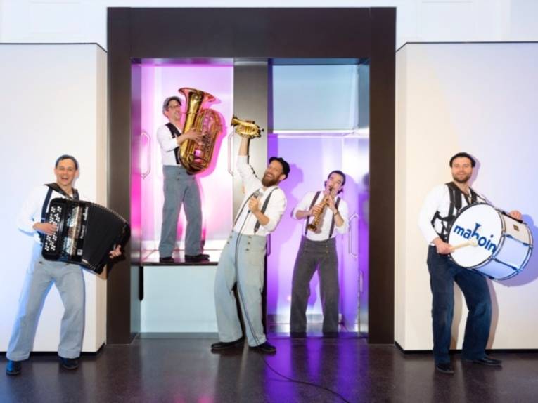 Zu sehen ist die Band Mahoin