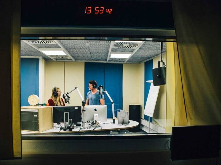 Eine Frau und ein Mann in einem Hörfunkstudio
