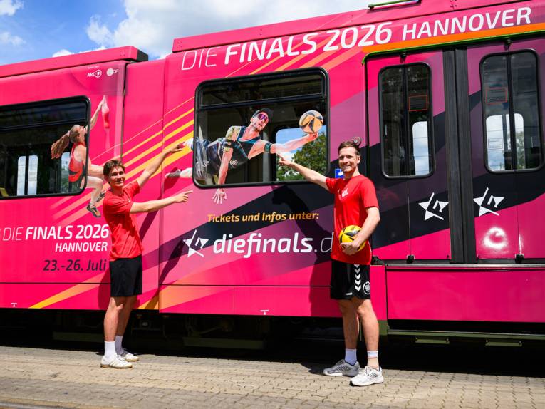 Beachvolleyball-Athleten des TK Hannover vor der "Finals 2026 Hannover-Stadtbahn".