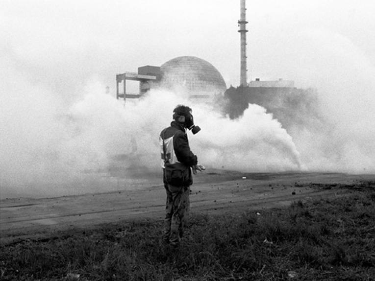 Fotografie von einem Mann mit Gasmaske in Tschernobyl