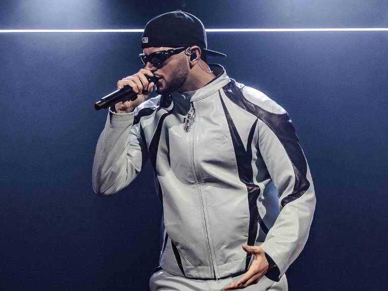 Der deutsche Rapper Dardan mit Mikrofon auf der Bühne