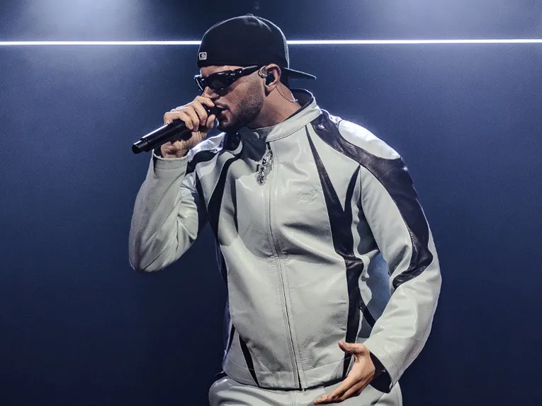 Der deutsche Rapper Dardan mit Mikrofon auf der Bühne