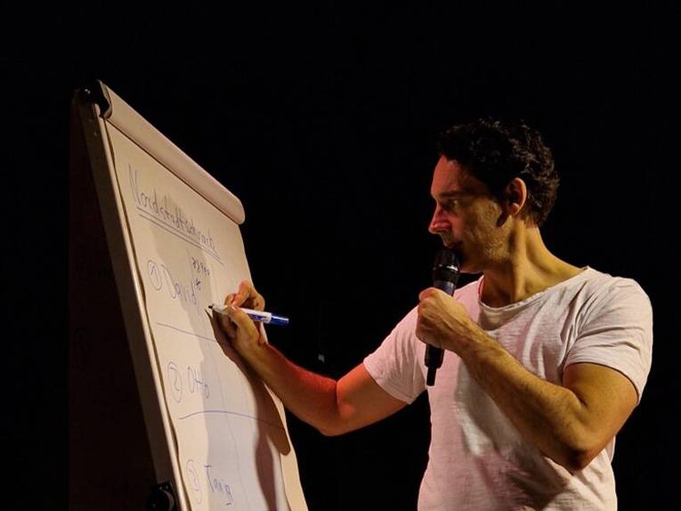 Der Poetry-Slam-Moderator Gerrit Wilanek