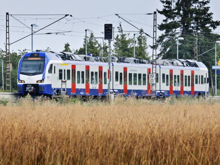 Eine blau-weiße S-Bahn steht an einem Bahnsteig.
