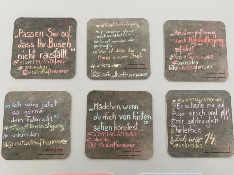 Bierdeckel mit sexualisierten Beleidigungen.