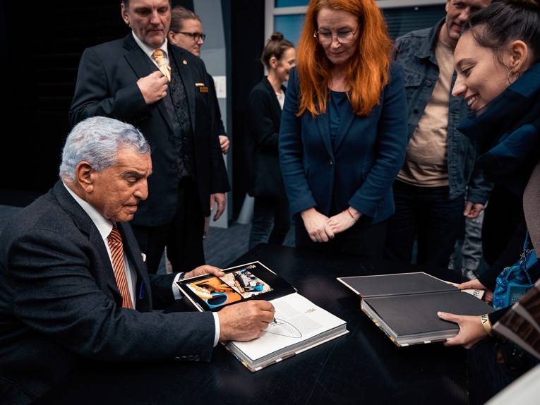 Der ägyptische Archäologe Dr. Zahi Hawass signiert ein Buch