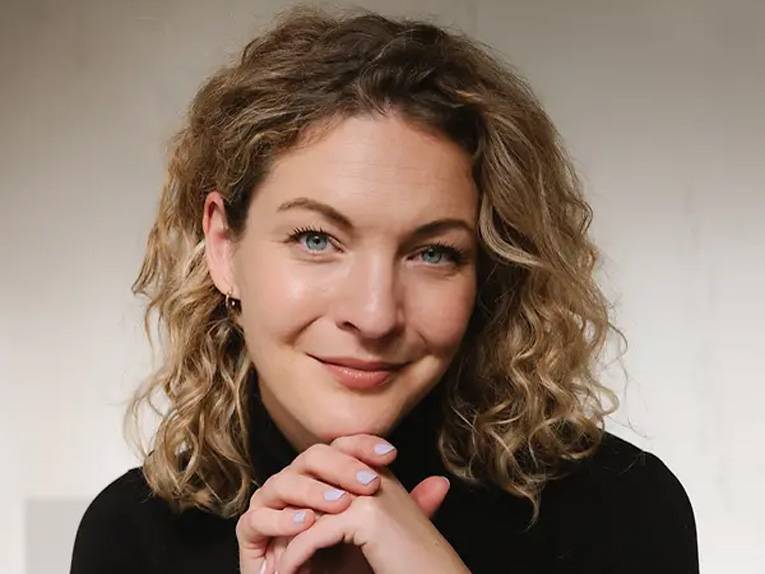 Die Autorin und Podcasterin Sally Lisa Starken