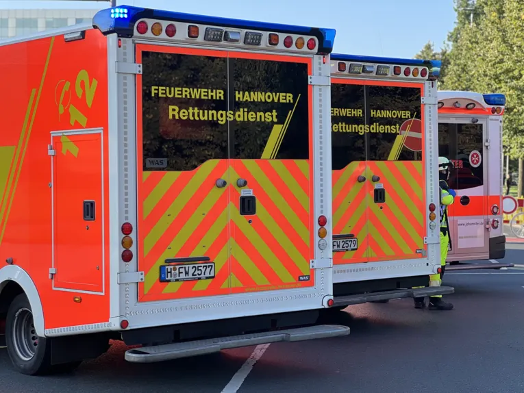 Drei RTW von Hinten. Zwei von der Feuerwehr, einer von der Johanniter Unfallhilfe