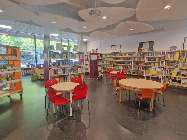 Innenansicht der Oststadtbibliothek im Pavillion