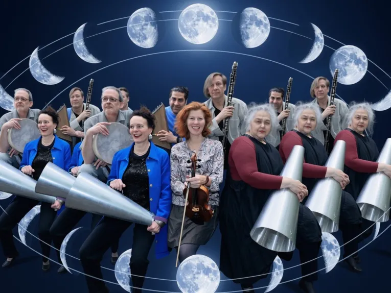 Zu sehen sind die Bandmitglieder der Band „Ensemble Megaphon“.