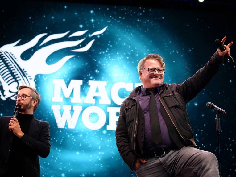 Jan Egge Sedelies und Henning Chadde auf einer Bühne