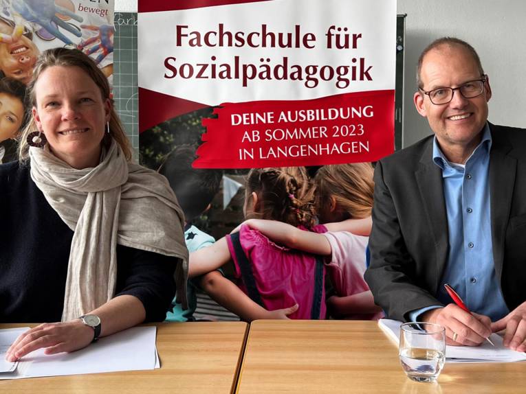 Langenhagens Stadträtin Eva Bender und Ulf-Birger Franz, Bildungsdezernent der Region Hannover, beim Unterschreiben der Verträge.
