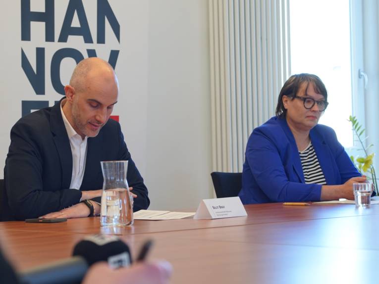 Eine Frau und ein Mann sitzen an einem Tisch