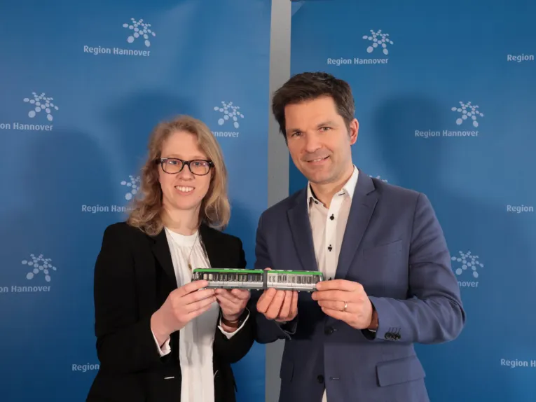 Calla Wilhelm und Regionspräsident bei der Projektvorstellung von UPPER