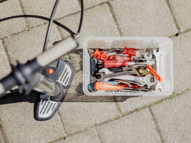 Luftpumpe und Werkzeugkasten