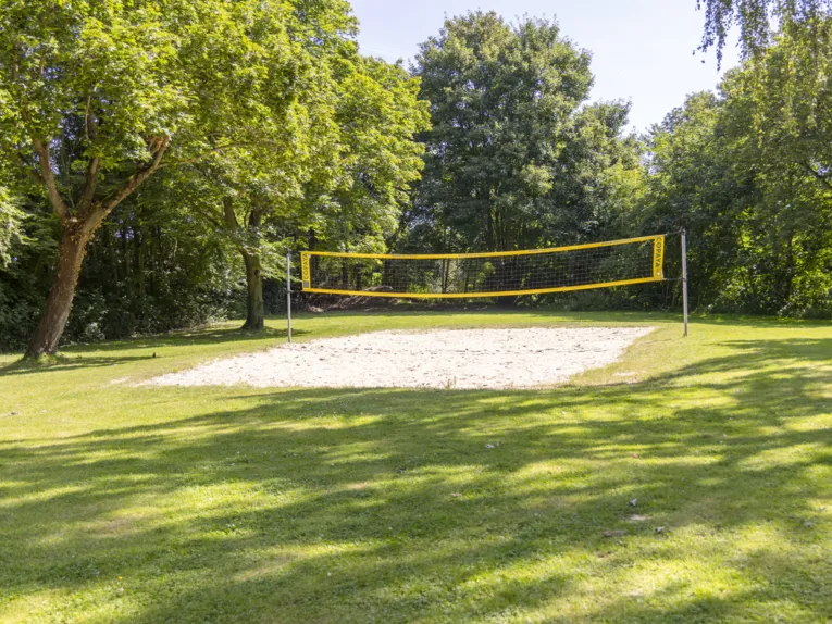 Freibad Goltern - Sandfl&auml;che und ein Volleyballnetz