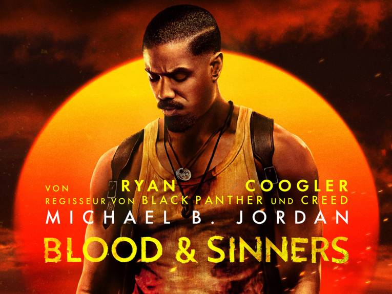 Plakatausschnitt - ein Mann steht mit gesenktem Kopf vor einer untergehenden Sonne