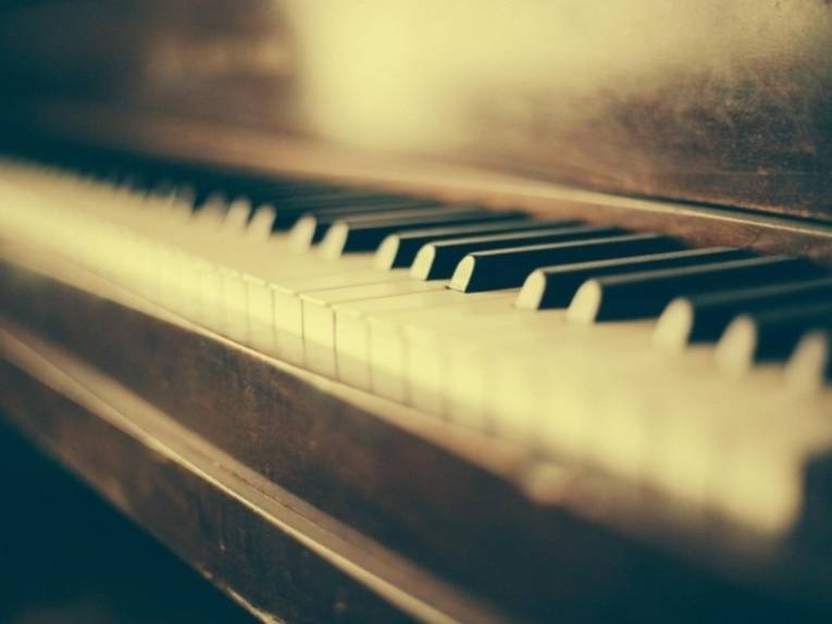 Nahaufnahme einer Klaviertastatur von der Seite