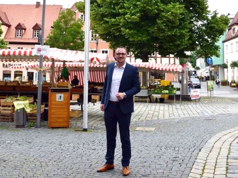 Der Schwabacher Oberb&uuml;rgermeister Peter Rei&szlig; hisst die B&uuml;ndnisfahne auf dem Marktplatz