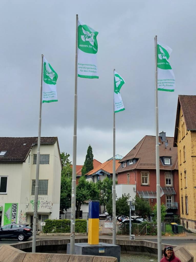 Vier Fahnen der Mayors for Peace wehen in der Stadt Göttingen