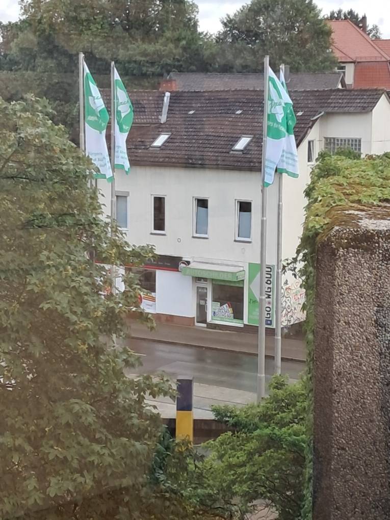 Vier Flaggen der Mayors for Peace wehen vor dem Rathaus in Göttingen