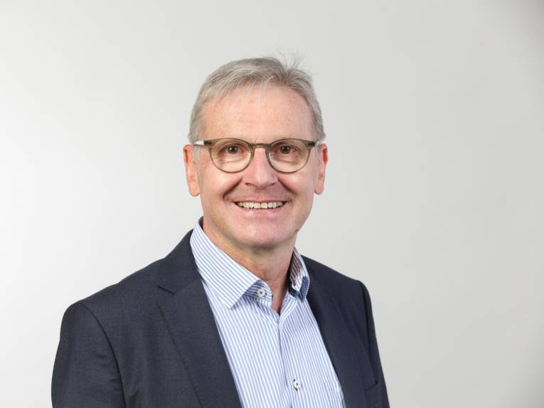 Ein lächelnder Mann.