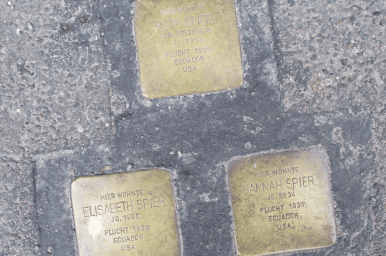 Stolpersteine in der Wielandstraße, Hannover. Bild: wikimedia commons (GeorgDer Reisende), bearbeitet