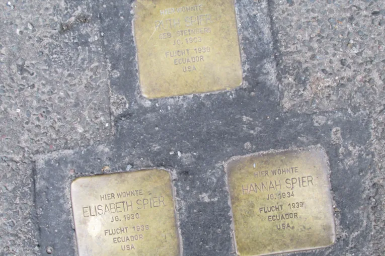 Stolpersteine in der Wielandstraße, Hannover. Bild: wikimedia commons (GeorgDer Reisende), bearbeitet