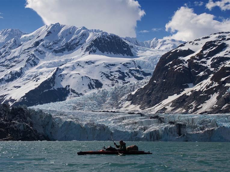 Ein Kajakfahrer auf einem See in Kanada