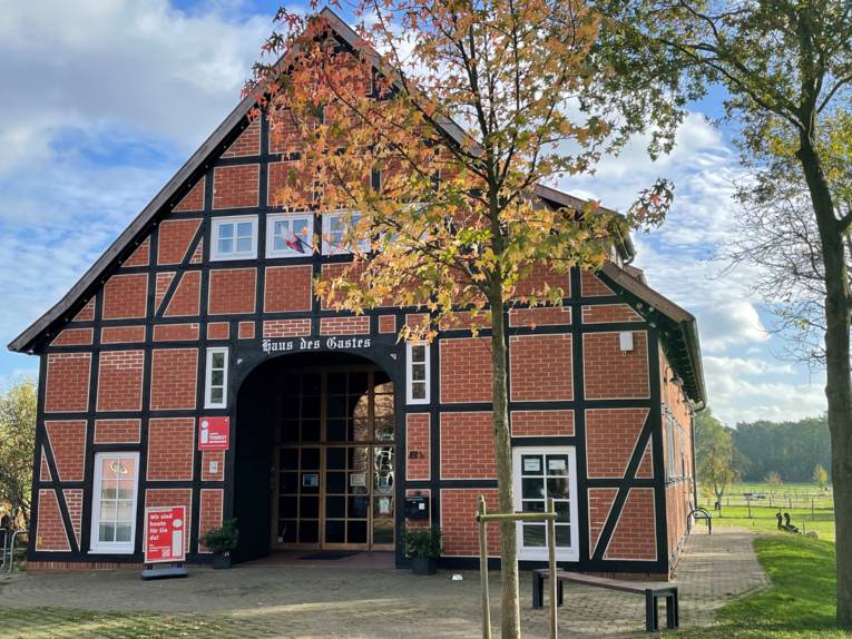 Anlaufstelle für Besucher*innen in einem Fachwerkgebäude