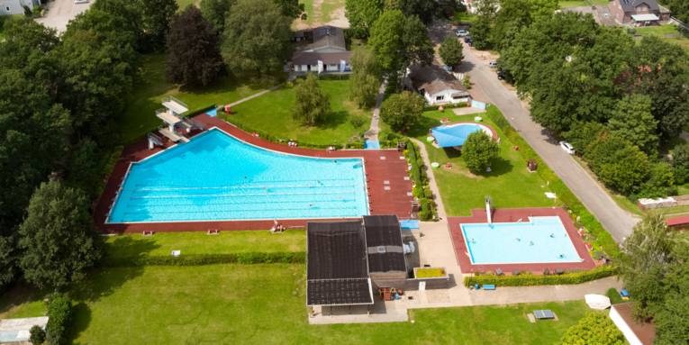Luftbild eines Freibades