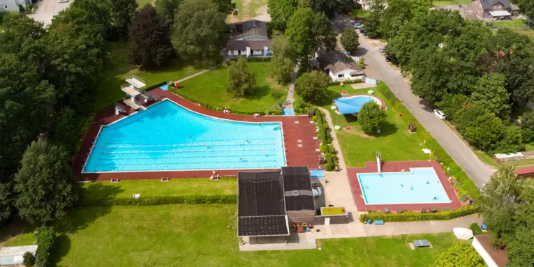 Luftbild eines Freibades