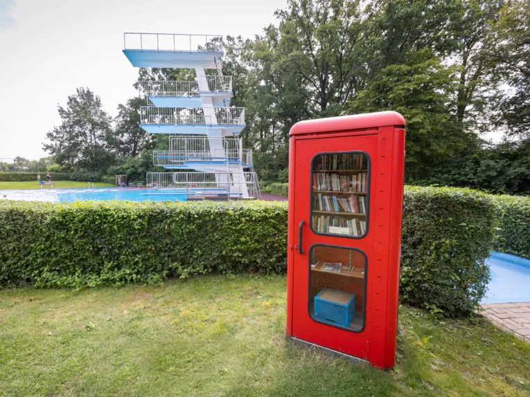 Sprungturm und B&uuml;cherschrank