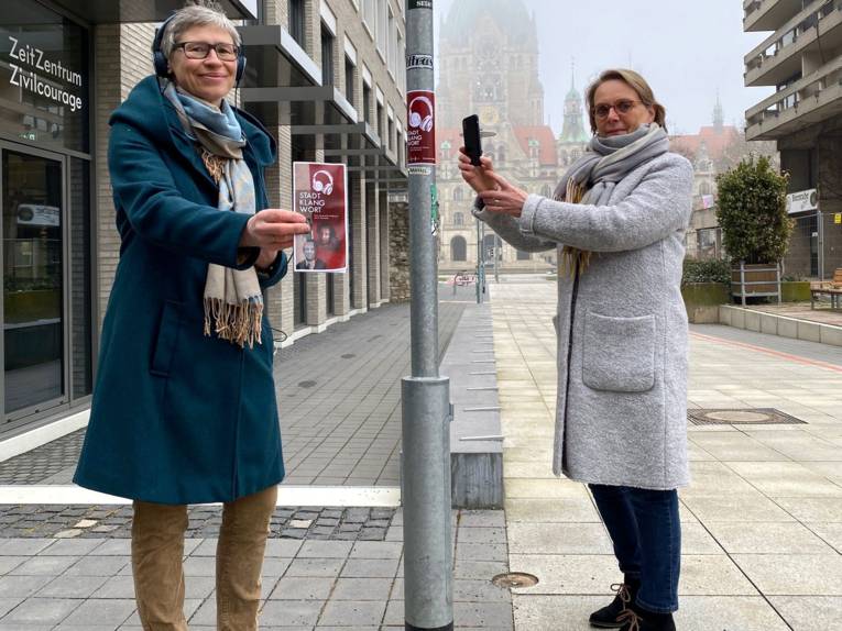 Dr. Stefanie Krebs (Tonspur Stadtlandschaft) und Konstanze Beckedorf (Kulturdezernentin der Landeshauptstadt)