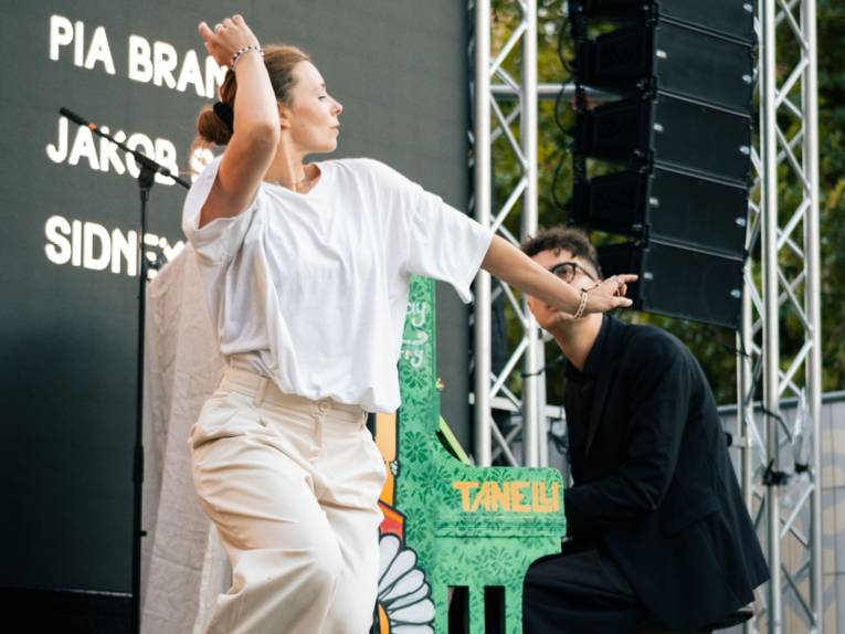 Das neue Klavier vom hannoverschen Künstler Jakov Tanel (Belli Tanelli) wurde bei einem Live-Konzert von den Musikern Sven Templin, Niousha Namazi und Jonas Poser eingeweiht.