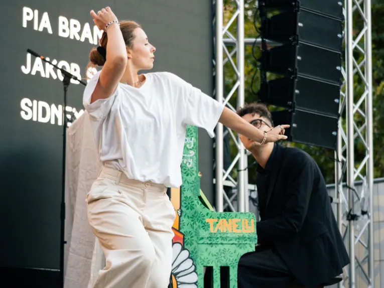 Das neue Klavier vom hannoverschen Künstler Jakov Tanel (Belli Tanelli) wurde bei einem Live-Konzert von den Musikern Sven Templin, Niousha Namazi und Jonas Poser eingeweiht.