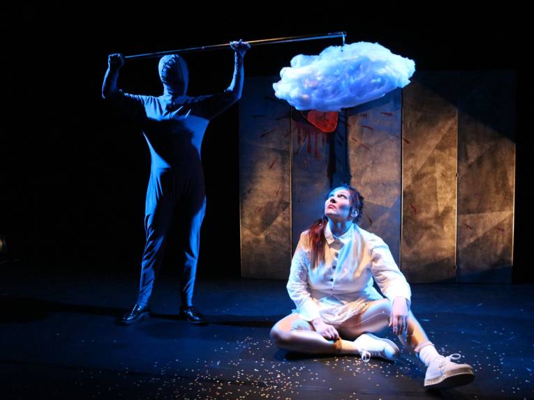 Eine Frau auf einer Bühne