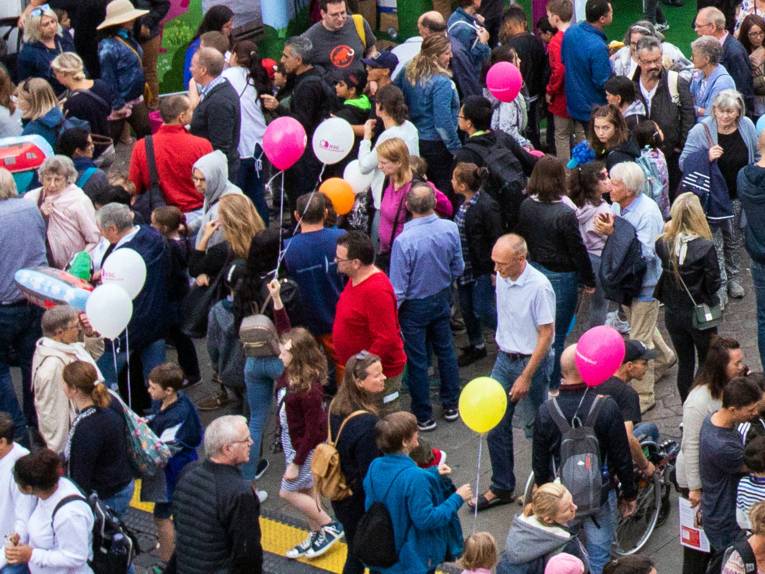 Menschenmenge unter freiem Himmel.