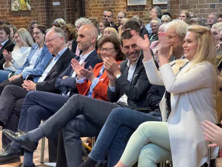 Pers&ouml;nlichkeiten in der ersten Reihe in der Marktkirche.