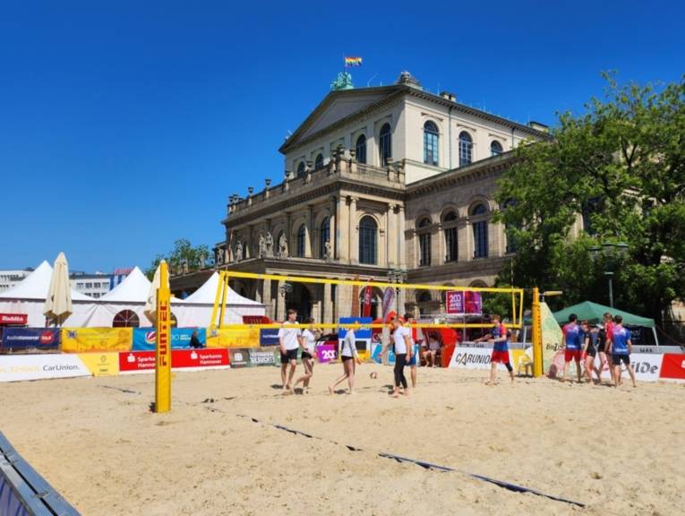 Beachvolleyball auf dem Opernplatz