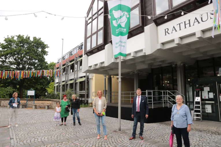 Die ehemalige Gemeinder&auml;tin Heidemarie Leins, Oberb&uuml;rgermeister Martin Wolff und die Landtagsabgeordnete Andrea Schwarz (Die Gr&uuml;nen) wohnten dem Flaggentag der Mayors for Peace bei.