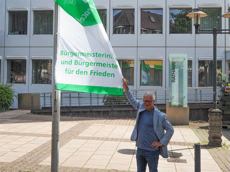 Völklinger Oberbürgermeister Stephan Tautz am 8. Juli mit der Mayors for Peace Flagge