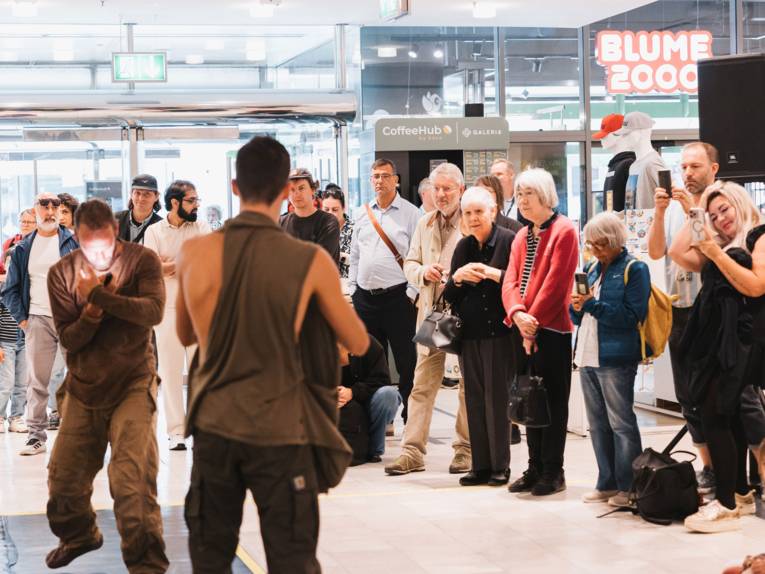 DER HANDEL TANZT MIT! In der Innenstadt tanzten freie Tanzcompagnien aus Hannover – hier bei GALERIA Hannover.
