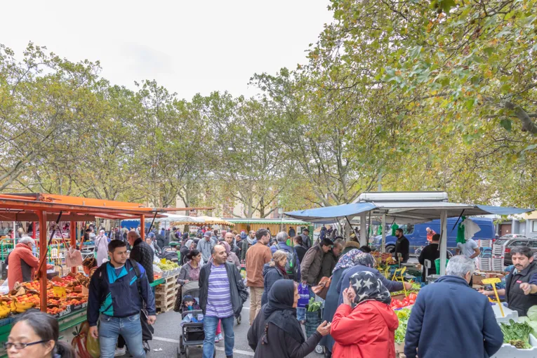 Viele Menschen bei ihrem Einkaufsbummel &uuml;ber den Wochenmarkt Mitte.
