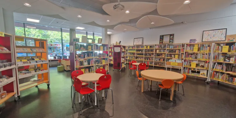 Ostadtbibliothek Panoramaaufnahme Innenansicht, Regale mit Medien in der beleuchteten Bibliothek des Pavillon Hannover
